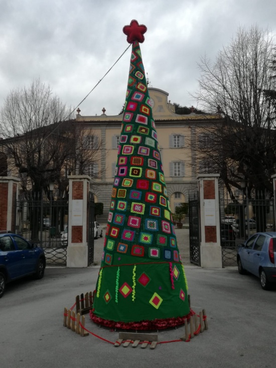 Albero Di Natale Fatto Alluncinetto.Albero Di Natale Fatto Con L Uncinetto Il Primo A San Giuliano Terme La Voce Del Serchio Fatti Personaggi Ambiente Cultura E Tradizioni Lungo Il Fiume Serchio